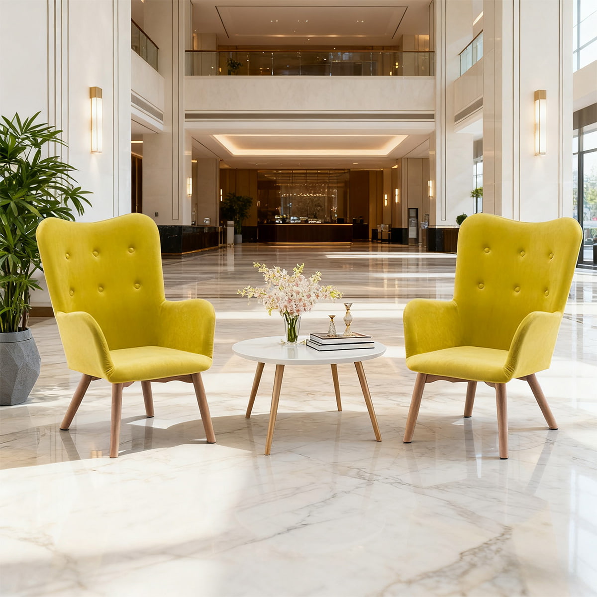 Moderna fotelja s akcentom žutog baršuna — stolica s čupavim naslonom za slobodno vrijeme s drvenim nogama i naslonima za ruke za dnevni boravak, spavaću sobu ili ured