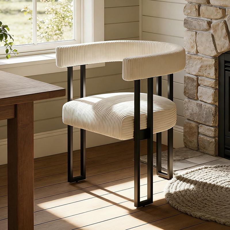 Blagovaonska stolica od bouclea, blagovaonska stolica presvučena bijelim samtom s metalnim nogama, moderna stolica s akcentima iz sredine stoljeća